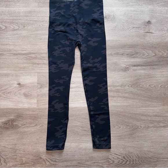 Spanx Camouflage Cropped Leggings - Picture 2 of 4